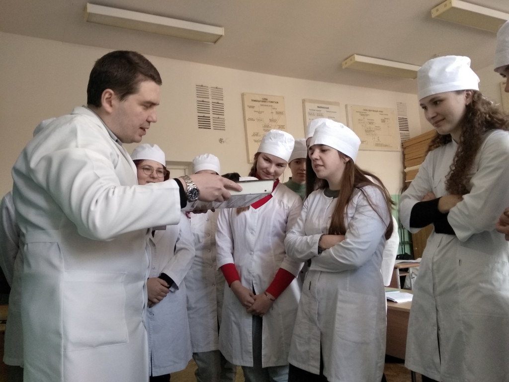 Викладач Андрій Сухомлин провів разом зі студентами 16 групи ІІ курсу медичного факультету дослідження статичних та стато-кінетичних рефлексів гвінейської морської свинки.